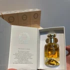 Un detall del flascó i Andy Mosquera amb el perfum Aitona Mosq, que ha costat un any elaborar. - A.M..