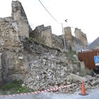 Imatge del lliscament de pedres i roques del mur del castell de Sort.