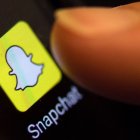 Una persona utilitzant l’aplicació Snapchat. - EP