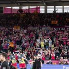 Imatge de la grada del Barris Nord abans de començar l’últim partit, davant del Baxi Manresa. - JAVI ENJUANES