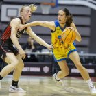 Laia Raventós bota la pilota intentant eludir la defensa de Klara Holm. - ÀREA 11