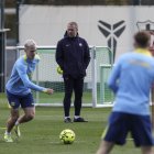 Hansi Flick, ahir observant l’entrenament amb Dani Olmo intentant colpejar la pilota. - EUROPA PRESS