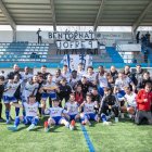 Jugadors i tècnics del Mollerussa van dedicar el triomf a Jofre Graells després de sortir d’una greu lesió. - JOSEP MARIA RIBES