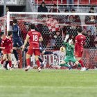 Pau Torres, en una de les seues intervencions del partit. - INGRID SEGURA