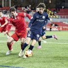 Bilal, de l’Atlètic Lleida, intenta progressar davant la pressió d’un rival. - INGRID SEGURA