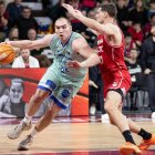 Krutwig, davant de Sergi Martínez, va ser ahir el millor de l’equip. - JAVI ENJUANES