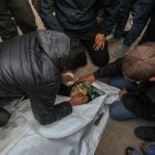 Familiars assisteixen al funeral de víctimes d’un atac israelià. - ABED RAHIM KHATIB / DPA