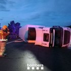 Els Bombers treballen en un camió bolcat pel vent a l’AP-7 a Vandellòs. - BOMBERS DE LA GENERALITAT