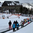 Esquiadors ahir a l’estació de Port Ainé. - ALBERT L. COBO