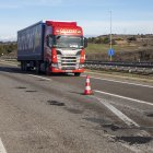 Un carril tallat a l'A-2 a Ribera d'Ondara aquest dilluns.