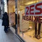 Un establiment, ahir amb un cartell de segones rebaixes. - S.E.