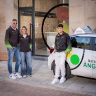 Àngel Capell, Keren Quirós i Àngel Capell júnior al costat de l’entrada i un cotxe de l’autoescola.