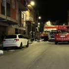 Efectius de cossos d'emergència al carrer Montseny de Manlleu després d'un incendi amb cinc víctimes mortals en un edifici.