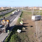 Un accident entre dos camions talla un carril de l'A-2 a Castellnou de Seana