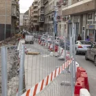 A Comtes d’Urgell s’amplien voreres i s’habilita l’entrada alternativa de l’estació de busos. - JORDI ECHEVARRIA