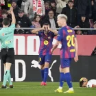 Eric García es posa les mans al cap al ser amonestat per Soto Grado en el duel a Montilivi. - EFE