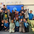 Els dos jugadors de l’Atlètic Lleida es van fotografiar amb els alumnes del centre.
