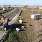 Operaris i el camió bolcat ahir al matí a Castellnou de Seana. - JOAN GÓMEZ