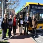 Larrosa i Morón, juntament amb representants veïnals de Balàfia davant del bus N1. - AMADO FORROLLA