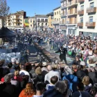 L’avinguda Valldans, de gom a gom en el moment del repartiment gratuït del Ranxo. - EDGAR ALDANA