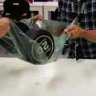 Investigadors mostrant la resistència del material.