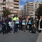 Regidors, agents cívics i representants d’entitats ahir en l’inici de la campanya. - AMADO FORROLLA
