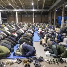 La comunitat musulmana Ibn Hazm va celebrar ahir la pregària nocturna en un dels pavellons de la Fira. - JORDI ECHEVARRIA