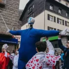 El Rei Carnestoltes, amb una creu de David al cap, abans de ser elevat per l’organització. - COMÚ D’ENCAMP