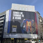 La lona de Leo Messi amb què es va despertar ahir Barcelona.