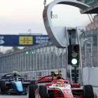 Mari Boya, en primer pla, amb el seu Prema a la sortida del ‘pit lane’. - F2