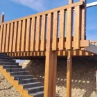 Operaris treballant per acabar el mirador a cel obert per contemplar la floració de fruiters. - A. A.