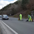 Operaris ‘apedaçant’ l’Eix Pirinenc entre Pont de Bar i Martinet. - C. SANS