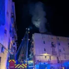 Els Bombers van utilitzar l’autoescala per atacar el foc. - BOMBERS