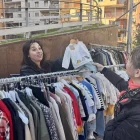 Maite Pou, responsable de La Mainada, minuts abans de desmuntar la parada ahir a Ricard Viñes. - MARC CARBONELL