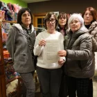 Veïnes de Torregrossa amb la denúncia que van fer als Mossos. - JOAN GÓMEZ