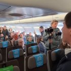 La emocionante actuación de 150 cantantes del Orfeó Català en pleno vuelo hacia Los Angeles
