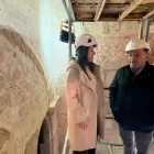 La diputada provincial Cristina Morón i l’alcalde de Seròs, Josep Antoni Romia, amb les pintures. - DIPUTACIÓ DE LLEIDA