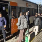 Passatgers a punt de pujar ahir a la tarda a un tren a Cervera cap a Manresa. - LAIA PEDRÓS