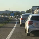 Centenars de turismes i de camions formant cua ahir a l’A-2 a l’estar tallat un dels dos carrils. - LAIA PEDRÓS