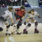 Pati Miret i Joana Folch pressionen una jugadora del Telecable. - SONIA MENÉNDEZ