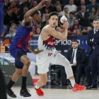 El blaugrana Punter defensa una acció durant el partit. - EFE