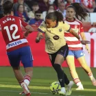 Vicky López prova de fer-se lloc entre la defensa. - EFE