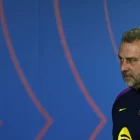 Hansi Flick, ahir a la sala de premsa. - EFE/ALBERTO ESTÉVEZ