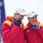 Oriol Cardona i Ana Alonso mosseguen les medalles per fer-se la foto. - EUROPA PRESS