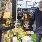 Degustació d’oli d’oliva verge extra en un estand de la Fira de les Borges. - JORDI ECHEVARRIA