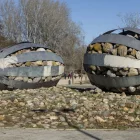 Teresa Nogués va crear el 1994 aquests simbòlics ‘ous’ a Pardinyes, farcits de pedres del Segre. - AMADO FORROLLA