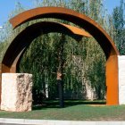 La imponente ‘Porta’, a la entrada de La Seu d’Urgell desde la Cerdanya, obra de Ernest Altés.