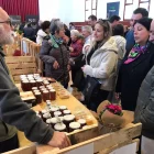 Núria Gil en una de les parades amb productes locals. - AJUNTAMENT DE BELLAGUARDA