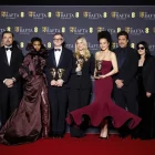 Director, actors i personal de la pel·lícula ‘Una batalla tras otra’ posen després de l’èxit als Bafta. - EFE/EPA/TOLGA AKMEN