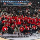 La plantilla del Baskonia posa amb el trofeu i llueix samarretes commemoratives. - EUROPA PRESS